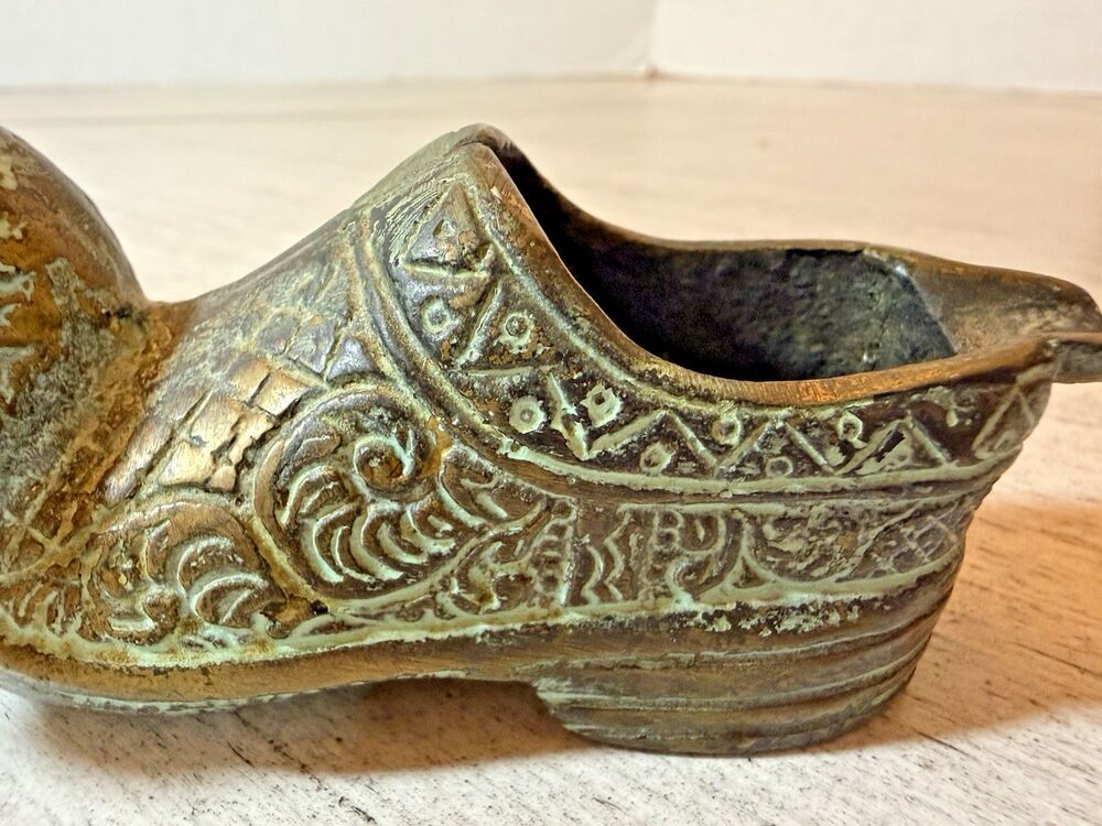 Brass Ashtray Shoe Cigarette Holder Metal Design Home Decor Vintage - Picture 13 of 14